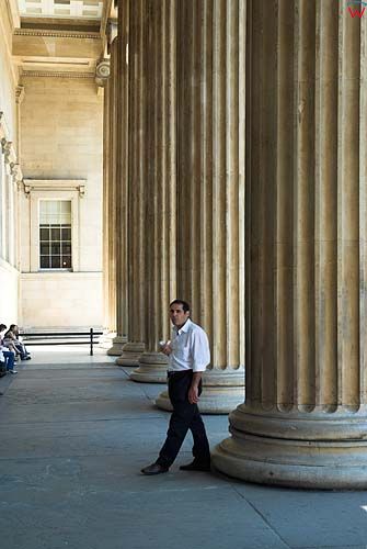 Londyn. Kolumny przed wejściem do British Museum.